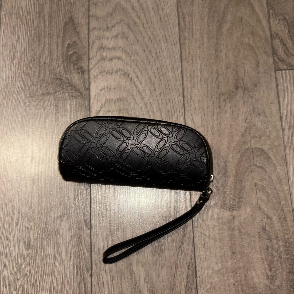 ❌SOLD❌ - Oakley Black Embossed Logo Sunglasses Case